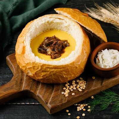 Гороховый суп с копченостями в хлебе в Славянский базаръ по цене 750 ₽