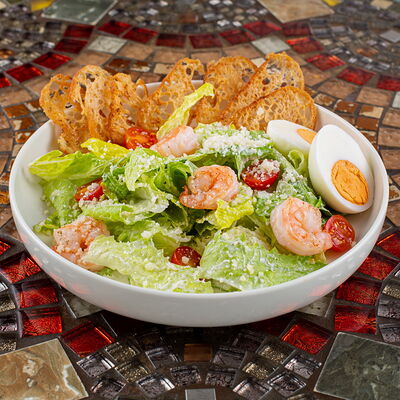 Салат Цезарь с креветками в Хлеб Насущный по цене 670 ₽