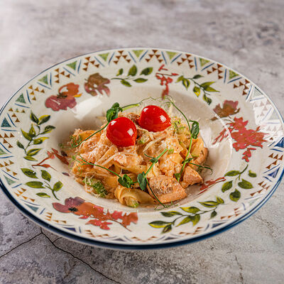 Феттучини с лососем и креветками в Биродром и Панчетта по цене 880 ₽