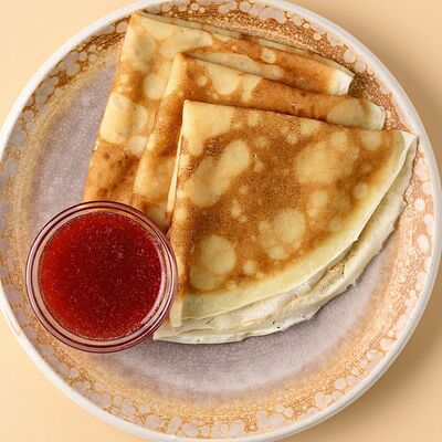 Блины с клубничным джемом в COFFEE ROOMS по цене 250 ₽