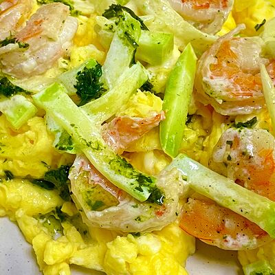 Скрэмбл с креветками и кабачком в Povar Otti по цене 420 ₽