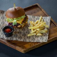 Бургер с говяжьими щечками и фри в DuderHoff