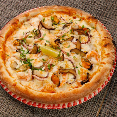 Пицца Том ям с морепродуктамив YUMMY по цене 1190 ₽