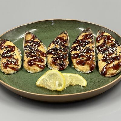 Мидии Киви, запеченные под сырным соусом в Avokado sushibar по цене 560 ₽