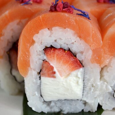 Филадельфия де люкс с клубникой в Держи рыбу по цене 1200