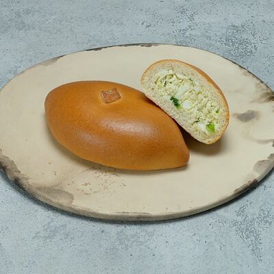 Пирожок с Яйцом и луком 80 г в Гридневъ-Хлебъ по цене 100 ₽