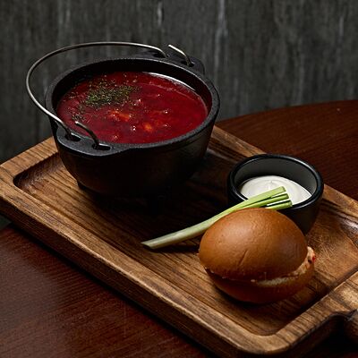 Борщ с томленой говядиной в Chester по цене 580 ₽