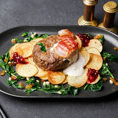 Рубленая котлета из баранины, свинины, говядины с беконом, припущенным шпинатом и картофельными чипсами в Колхида Palace по цене 1140