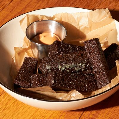 Гренки чесночные в Rossa presnya по цене 450 ₽