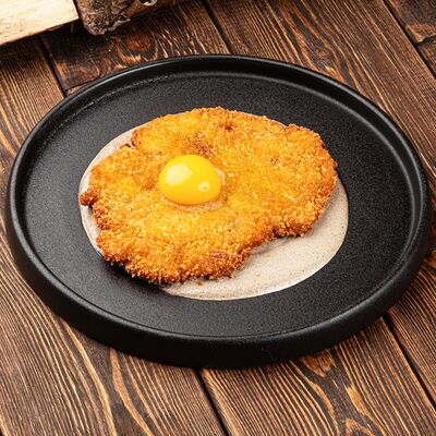 Куриный шницель с яйцом и кремом из трюфелейв Паб 357 по цене 455 ₽
