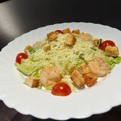 Салат Цезарь с креветкой в Шашлычная угли по цене 550 ₽