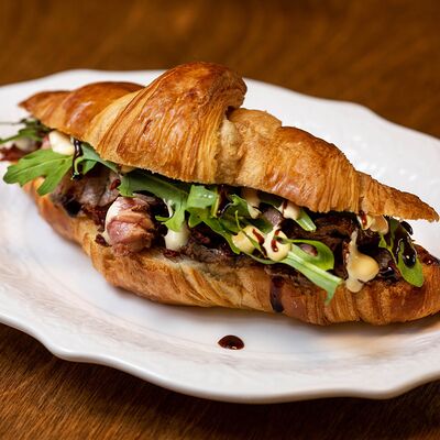 Круассан с ростбифом, вялеными томатами, руколой и горчичным соусом в Cook cafeshop по цене 750 ₽