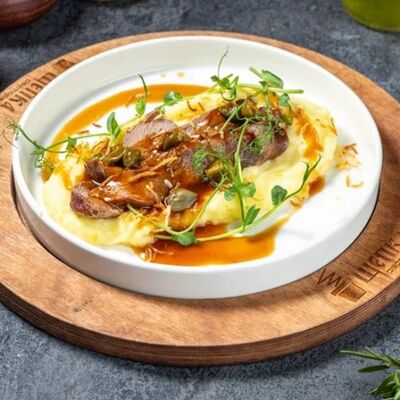 Вырезка молодого ягненка с грибным демигласом, картофельным пюре и лечо в Щепка по цене 950 ₽