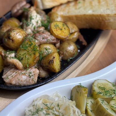 Горячая сковородка со свининойв Гриль-бар Бегемот и мышь по цене 625 ₽