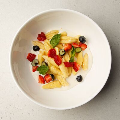 Ленивые вареники с ягодами и соусом Пломбир в Философия по цене 830 ₽