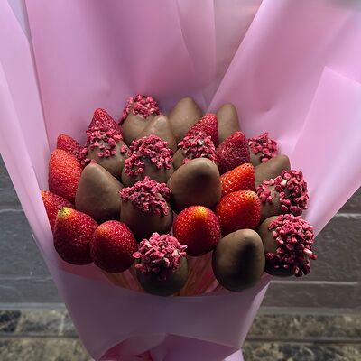 Букет из клубники в молочном шоколаде в Allowberry по цене 6000 ₽