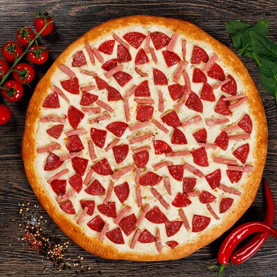 Пицца с окороком и сервелатом в Gi Gi Pizza по цене 699 ₽