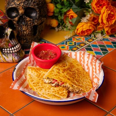 Кесадилья с кониной в El Machete по цене 640 ₽