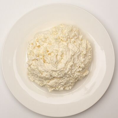 Салат с сыром и чеснокомв Кафе Семейное по цене 110 ₽