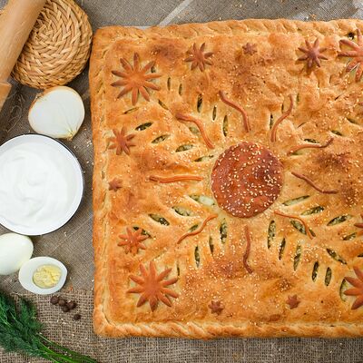 Слоёный пирог с зелёным луком и яйцом в Пироги по-коми по цене 1649 ₽