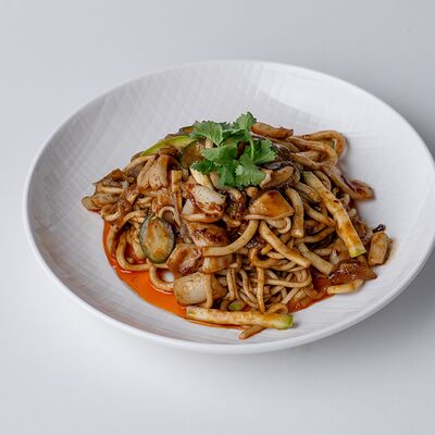 Вок Лапша жареный кальмар в томатно-устричном соусе в Ossu по цене 650 ₽