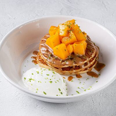 Панкейки с хурмой и соленой карамелью в She по цене 650 ₽