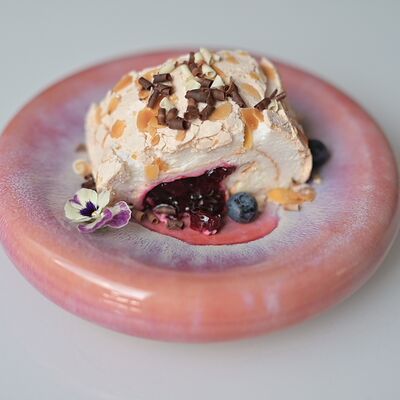 Меренговый рулет с вишней в Bucho по цене 400 ₽