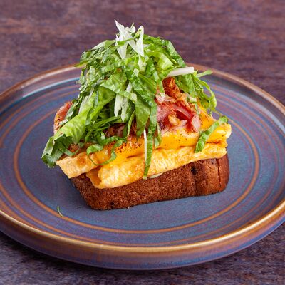 Сморреброд с беконом и яйцом в Pink milk x Lift по цене 670 ₽