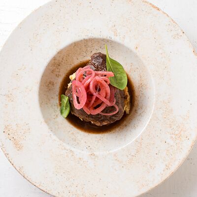 Томлёная говяжья щека с мятым картофелем и маринованным луком в Березка по цене 37 р.