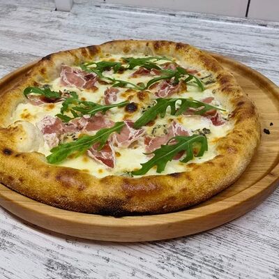 Марго с ветчиной, пицца на сливочном соусе и с сыром Дорблю в ПиццаВафли по цене 780 ₽