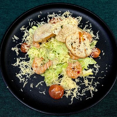 Цезарь с креветками в Old Gentleman Pub по цене 750 ₽