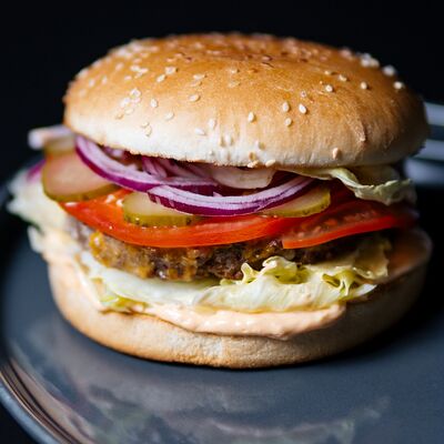 Бургер с говядиной в Sushi Box по цене 750 ₽