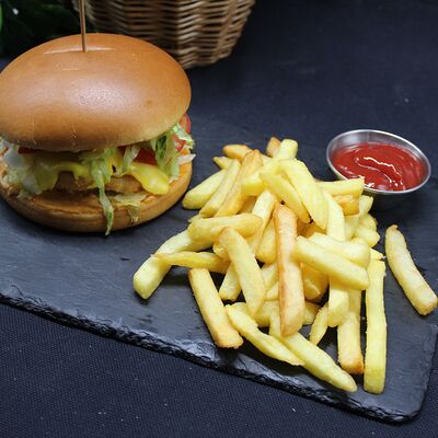 Бургер с говядиной и картофелем фри в Кафе Хинкальная по цене 570 ₽