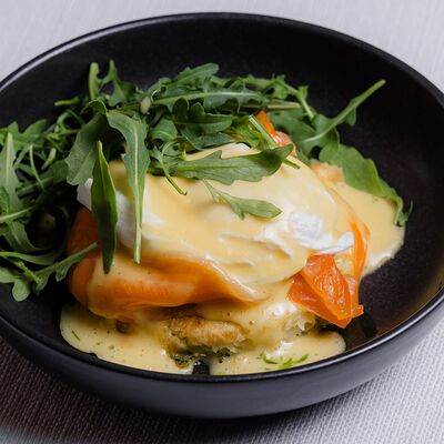 Яйцо Бенедикт с лососем на хрустящем хлебе (бриошь или чиабатта на выбор) в Ресторан Европа по цене 620 ₽