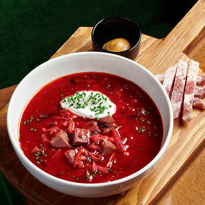 Борщ с маринованной черемшой, с фермерским салом и горчицей со сметаной в Булгаков по цене 580 ₽