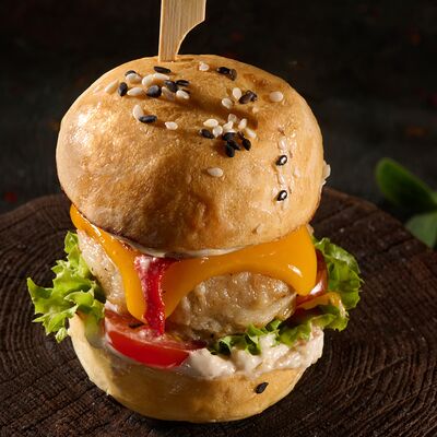 10 мини-бургеров с куриной котлетой, перцем и луковым конфитюром под сыром чеддер в Кейтеринг Pro Brunch по цене 4650 ₽