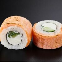 Опаленный ролл с копченым лососем в SushiPapa