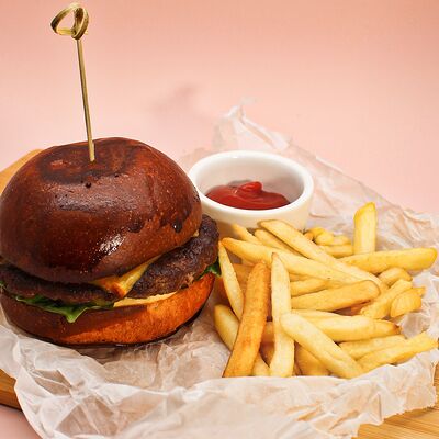Бургер с говядиной и картофелем фри в Еще одна кондитерская Академик по цене 1110 ₽