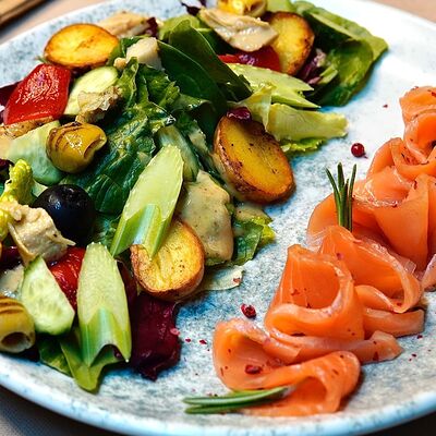 Салат с малосоленым лососем в Игристо по цене 780 ₽