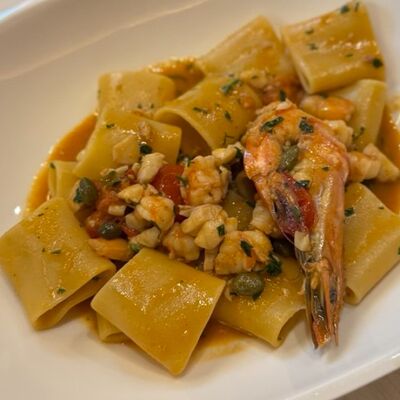 Паппарделле с рагу из дорадо и королевскими креветкамив L'angolo Italiano по цене 57 р.