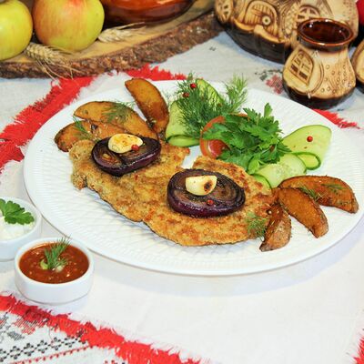 Отбивная из cвинoй шеи с картошечкой, лучком и свежими овощами в Станица по цене 719 ₽