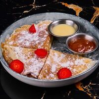 Блины со сгущенным молоком и джемом в Level kitchenbar