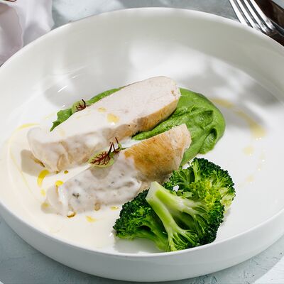 Куриная грудка с брокколи и соусом из пармезана в Мангал&Грузия по цене 950 ₽