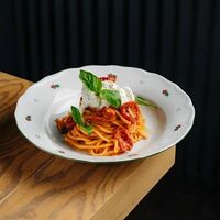 Спагетти с вялеными томатами черри и страчателлой в Мона