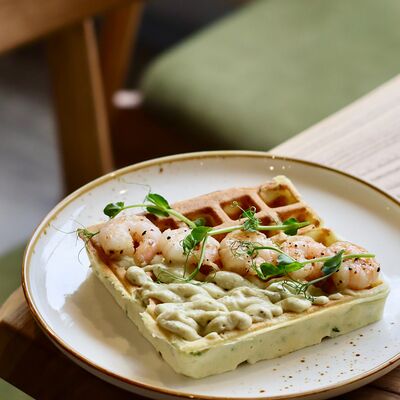 Венская вафля со шпинатом, креветками и сливочно-чесночным соусом с песто в Локация кофе по цене 620 ₽