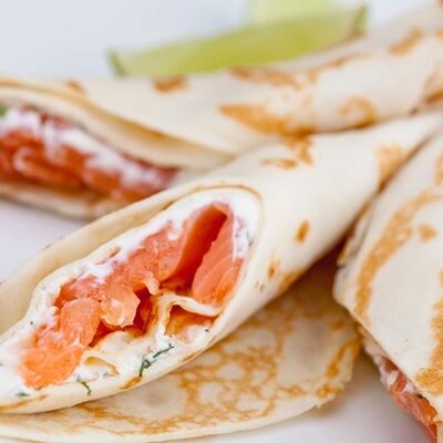 Блинчики с семгой и творожным сыром в Каретный дворик по цене 510 ₽