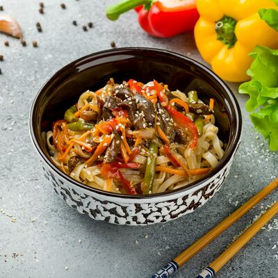 Лапша Рисовая с говядиной в Магбургер №035 по цене 249 ₽