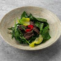 Салат-микс с обжаренной говяжьей вырезкой, рукколой и кунжутным маслом в Манки