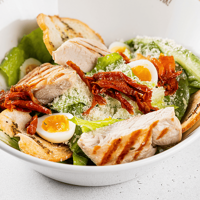 Салат Цезарь с индейкой в АндерСон по цене 590 ₽