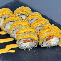 Жареный ролл с угрем и соусом Спайси в Uminami